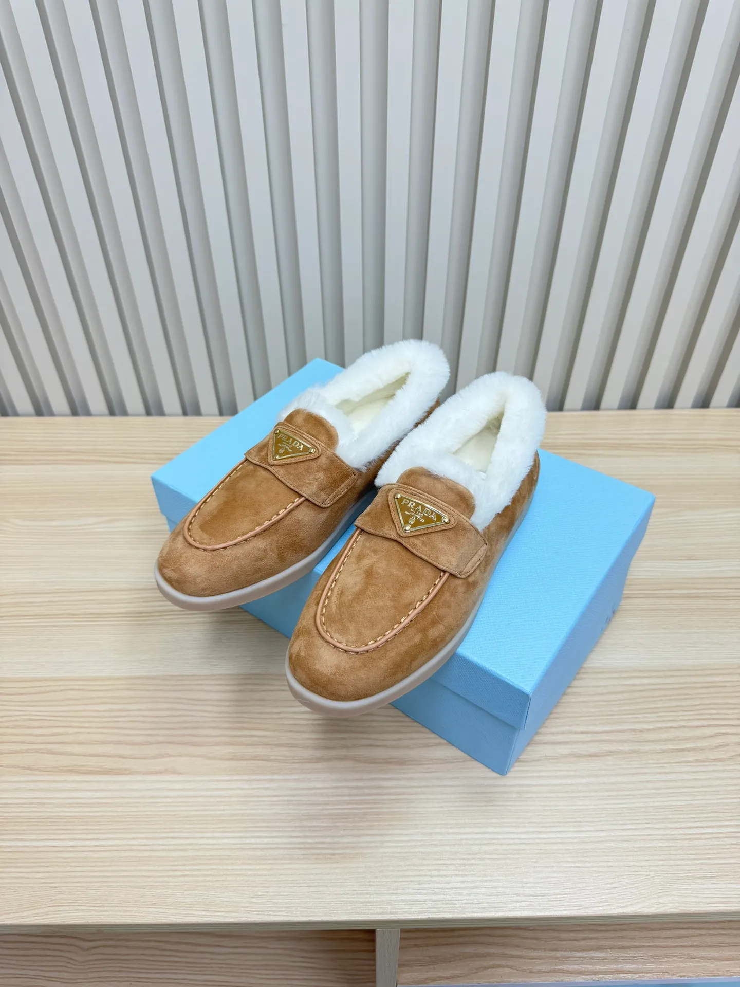 p580 Prada couple loafers｜Winter warmth and good looks at the same time online❄️👫 This is the C position of the shoe cabinet this autumn and winter! Prada's new couple's loafers are high-end yet still stylish~ ✨Imported frosted cowhide fabric, exquisite texture and high-end at first glance 🐑Australian imported sheepskin fur integrated lining, maximum warmth retention! It is also super warm to wear in winter in the north. 🔺The classic triangle logo embellishes the upper, which is simple and elegant, with perfect recognition. 💯Original TPU absorbent film outsole, non-slip, wear-resistant and durable. A must-have item for couples to go out on the street! The upper foot instantly enhances the overall outfit level, whether it is paired with a coat or a down jacket, it looks great ~ #Prada Loafers #coupleshoesrecommend #wintermusthaveshoes #luxurywear Outfit Fabric: Imported two-layer frosted cowhide Lining: Sheepskin imported from Australia One piece Outsole: Original Tpu absorbent film outsole Female size: 35~41 (customized in 41) Male size: 39~45 (customized in 45)